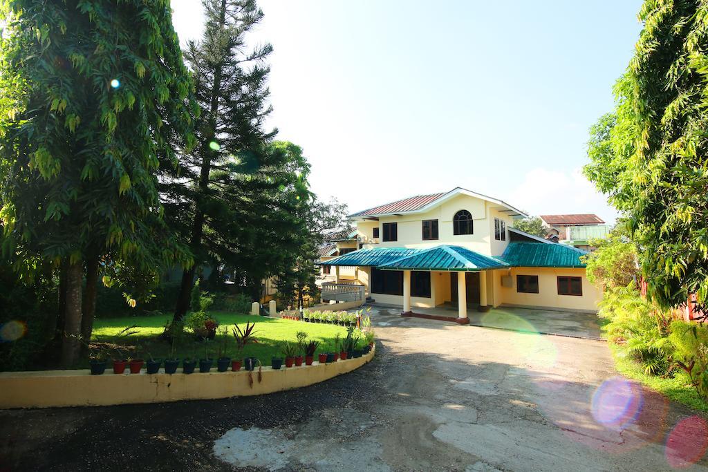 Hotel Hundred Moon Rangun Zewnętrze zdjęcie